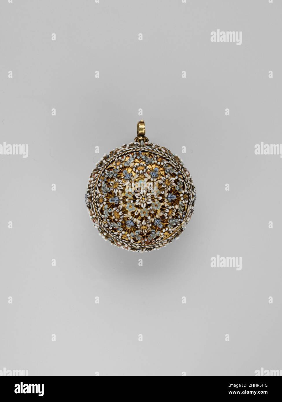 Guarda il 16th secolo Watchmaker: Nicolas Bernard Pochissime casse di guardia sopravvivono con questa varietà di openwork design di tour-de-force sollevato-e-punteggiato smalto. Anche il quadrante, con numeri neri su un anello di capitolo in smalto bianco puro e un centro in smalto rosso profondo basse-taille, è il prodotto di un artigiano altamente qualificato, che quasi certamente lavorava a Parigi verso la metà del XVII secolo. Il movimento primaverile di pre-bilanciamento dell'orologio è firmato Nicolas Bernard AParis. Mentre ci sono diversi produttori di orologeria di nome Bernard, o Benard, noto per aver lavorato a Parigi alla fine del sedicesimo Foto Stock