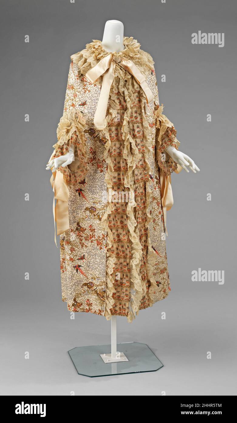Abito da sera 1885–89 Francese la stampa chinoiserie ricoperta da una maglia vermiculata in oro a catena e dalla finitura in rete ricamata a contrasto avvolge l'indossatore in un'esotismo sontuoso. E 'stato alla moda nel periodo per cercare tale esotismo in arredamento casa e moda. Il vocabolario del design del mondo è stato spesso reinterpretato in stili di ricamo durante tutto il periodo. Mantello serale 157442 Foto Stock