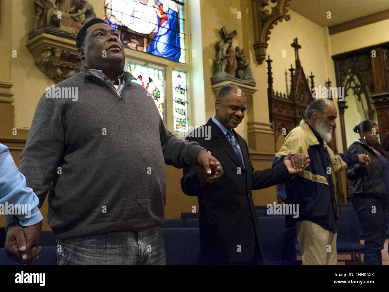 I cattolici afroamericani si riuniscono per adorare alla parrocchia di St. Augustine a St. Louis, Missouri USA. Foto Stock