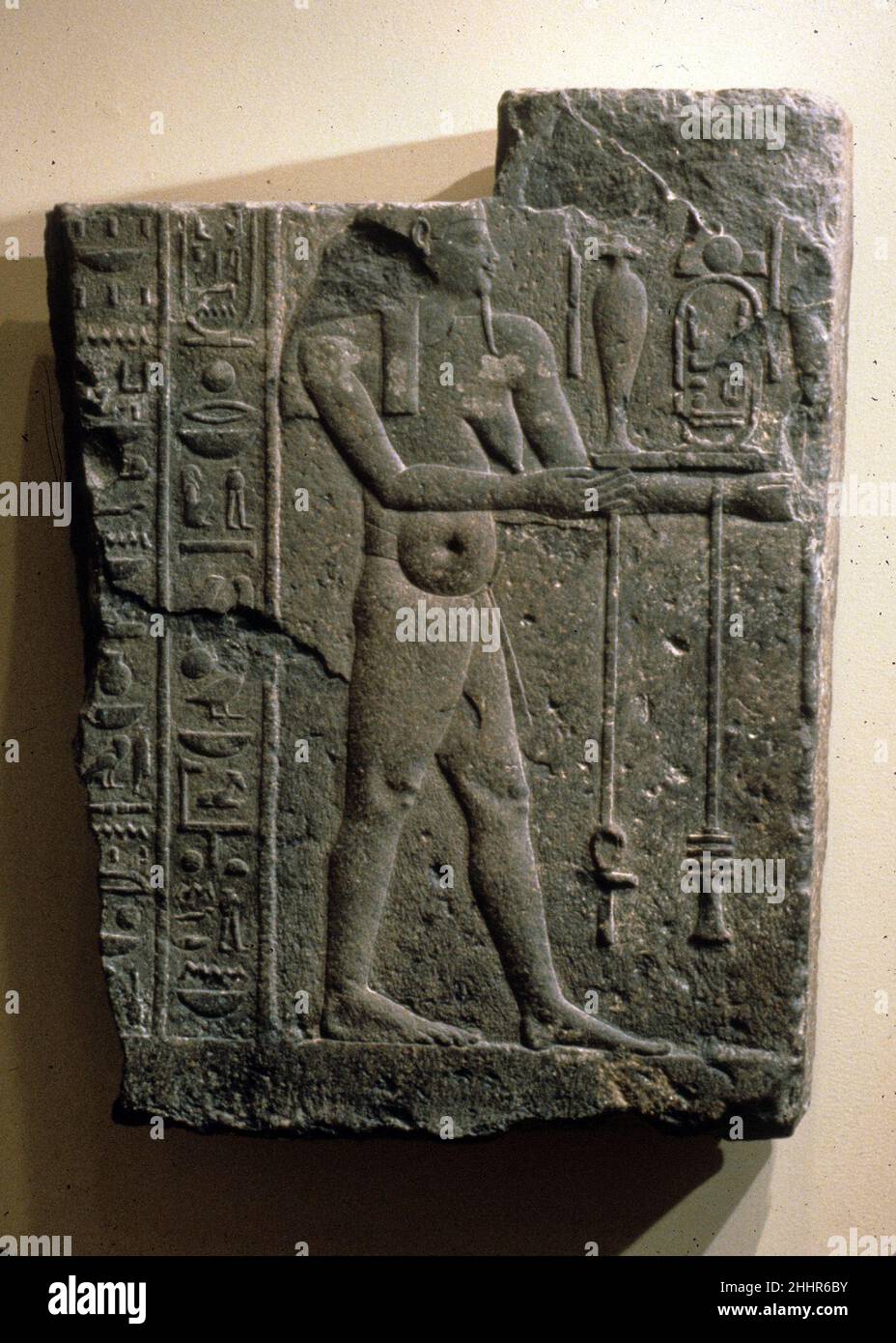 Fecondità Figura 360–343 a.C. tardo periodo la città di Sebennytos (Sammanud) nel Delta centrale era il luogo d'origine dei re della dinastia 30. I resti indicano che essi hanno intrapreso un tempio importante per il dio Onuris-Shu lì. Dopo il periodo di alienazione della seconda invasione persiana, l’opera fu continuata dagli immediati successori di Alessandro Magno per identificarsi strettamente con la dinastia nativa. Il tempio è stato costruito in pietra dura e apparentemente aveva colonne di granito oltre trenta piedi di altezza. Figure di fecondità come questa spesso decorano il registro più basso delle pareti del tempio, dove si trovano Foto Stock