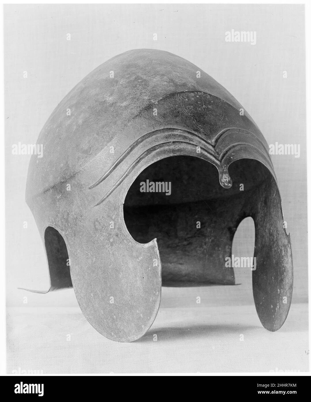 Bronzo casco di tipo calcidiano 2nd metà del 6th secolo a.C. greco questo tipo di casco è chiamato calcidiano perché le prime rappresentazioni di esso appaiono sui cosiddetti vasi calcidiani. Casco di bronzo di tipo calcidiano. Greco. 2nd metà del 6th secolo a.C. Bronzo. Arcaico. Bronzi Foto Stock