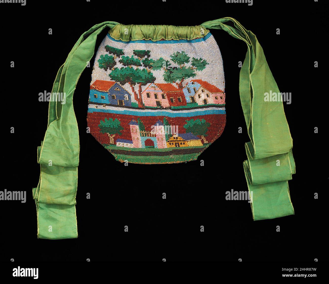 Custodia 1820–40 americana l'iconografia di questa borsa contrasta modeste case a due gabbie, in stile Shaker con una grande struttura medievale. L'incorporazione del rosa sembra idiosincratica; è improbabile per le case d'epoca. Il top e i nastri originali si aggiungono alla sua presenza. Secondo il donatore, è stato fatto nella regione di Catskill Mountain dello Stato di New York.Margaret S. Bedell (1861-1932) donato, in regalo o bequest, oltre 500 oggetti al Museo di Brooklyn, tra cui mobili, trapunte, campionatori, costume e api native americane. La sua collezione di borse con perline americane ed europee include ex Foto Stock Custodia 1820–40 americana l'iconografia di questa borsa contrasta modeste case a due gabbie, in stile Shaker con una grande struttura medievale. L'incorporazione del rosa sembra idiosincratica; è improbabile per le case d'epoca. Il top e i nastri originali si aggiungono alla sua presenza. Secondo il donatore, è stato fatto nella regione di Catskill Mountain dello Stato di New York.Margaret S. Bedell (1861-1932) donato, in regalo o bequest, oltre 500 oggetti al Museo di Brooklyn, tra cui mobili, trapunte, campionatori, costume e api native americane. La sua collezione di borse con perline americane ed europee include ex Foto Stock