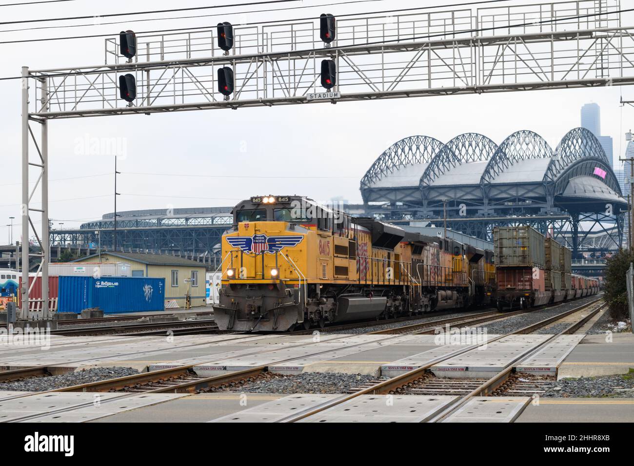 Seattle - 22 gennaio 2022; il treno merci Union Pacific passa in direzione sud attraverso Seattle con il T-Mobile Park sullo sfondo Foto Stock
