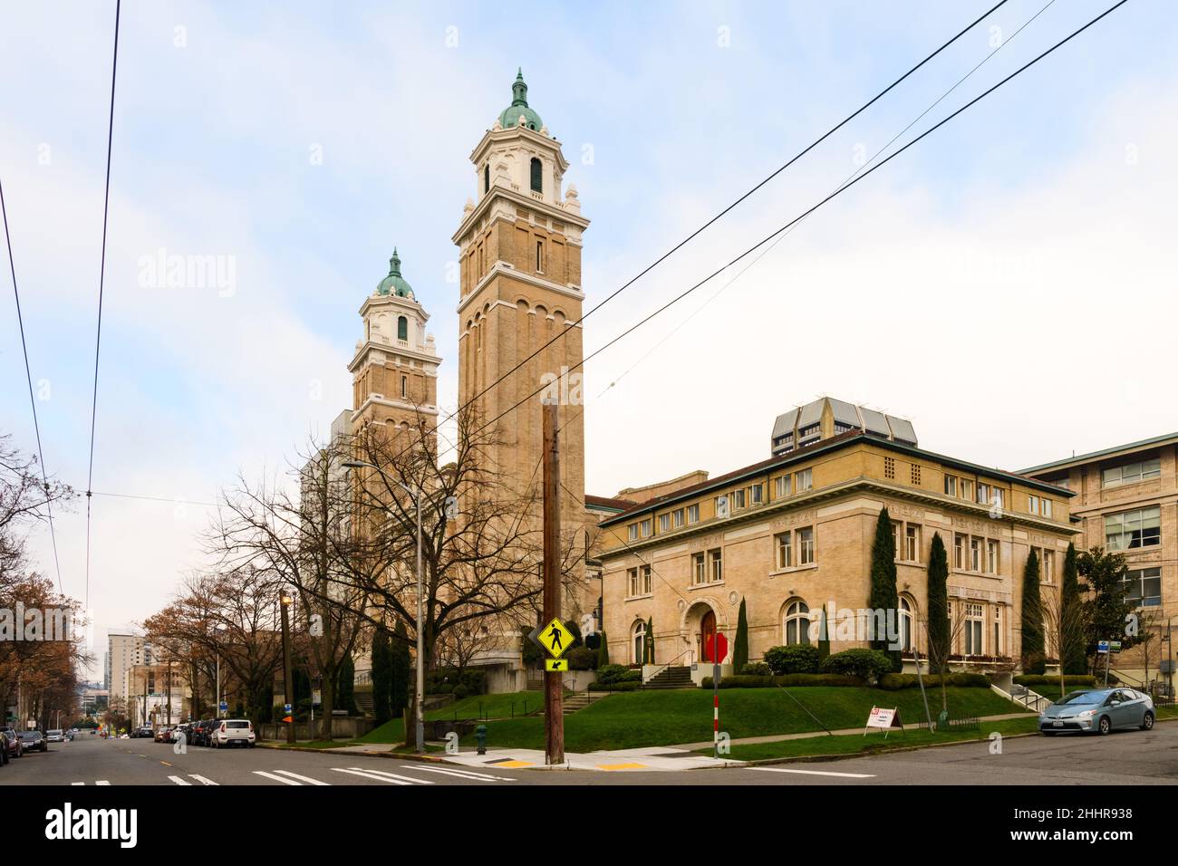 Seattle - 22 gennaio 2022; le torri gemelle della Cattedrale di St James sulla First Hill a Seattle si innalzano nel cielo Foto Stock