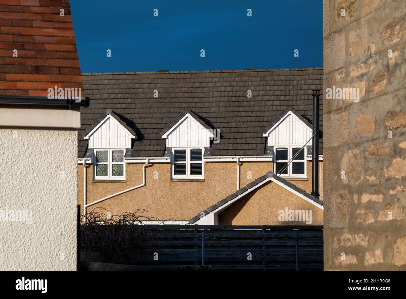 BUCKIE, MORAY, SCOZIA - 22 GENNAIO 2022: Questa è vista lungo una corsia in una zona residenziale che mostra forte contrasto nei colori, Buckie, Moray Foto Stock