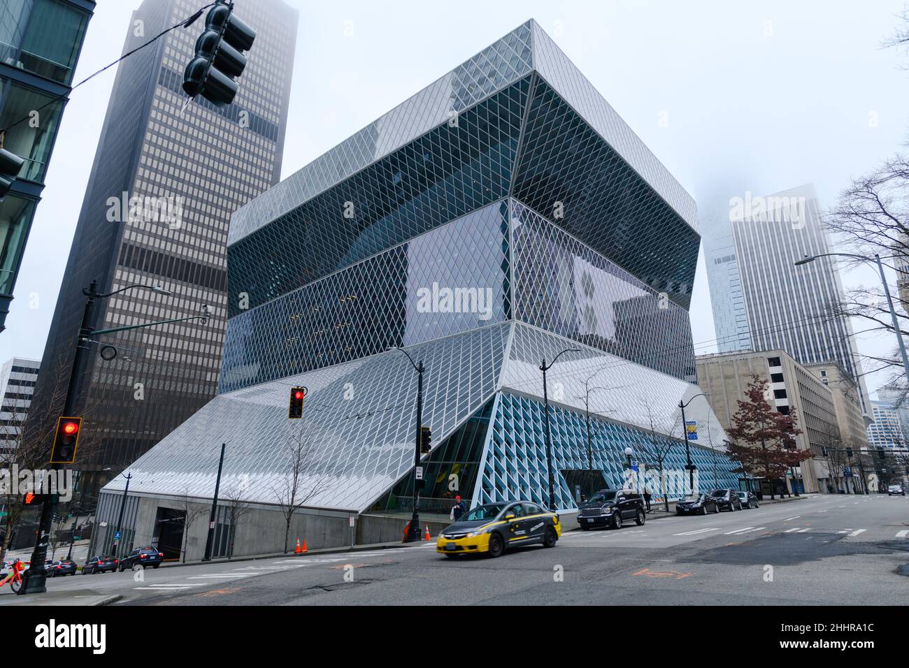 Seattle - 23 gennaio 2022; edificio in vetro della Seattle Central Library in una giornata invernale nebbia Foto Stock
