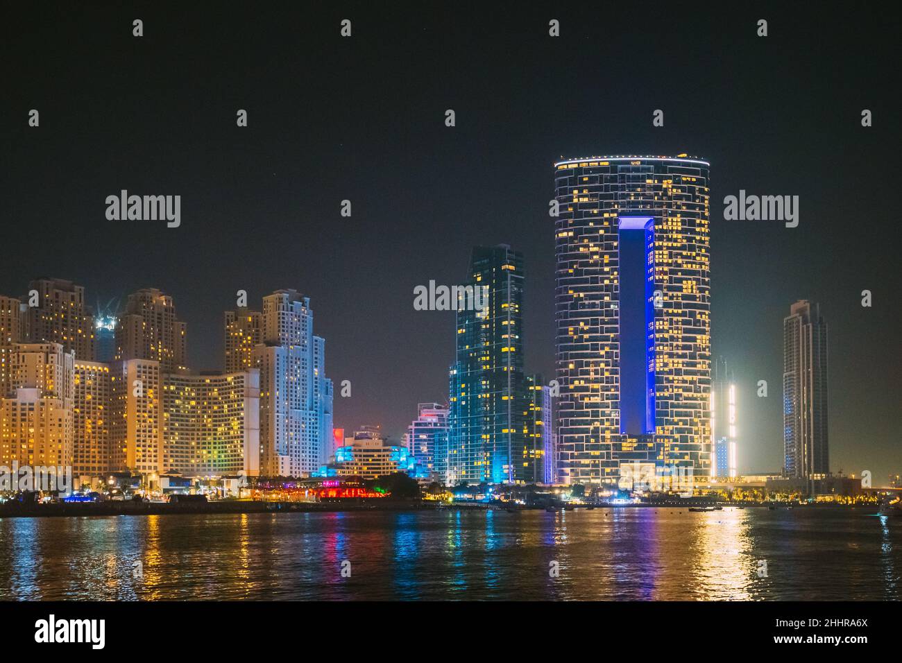 Vista notturna degli alti edifici del quartiere residenziale di Dubai Marina Foto Stock