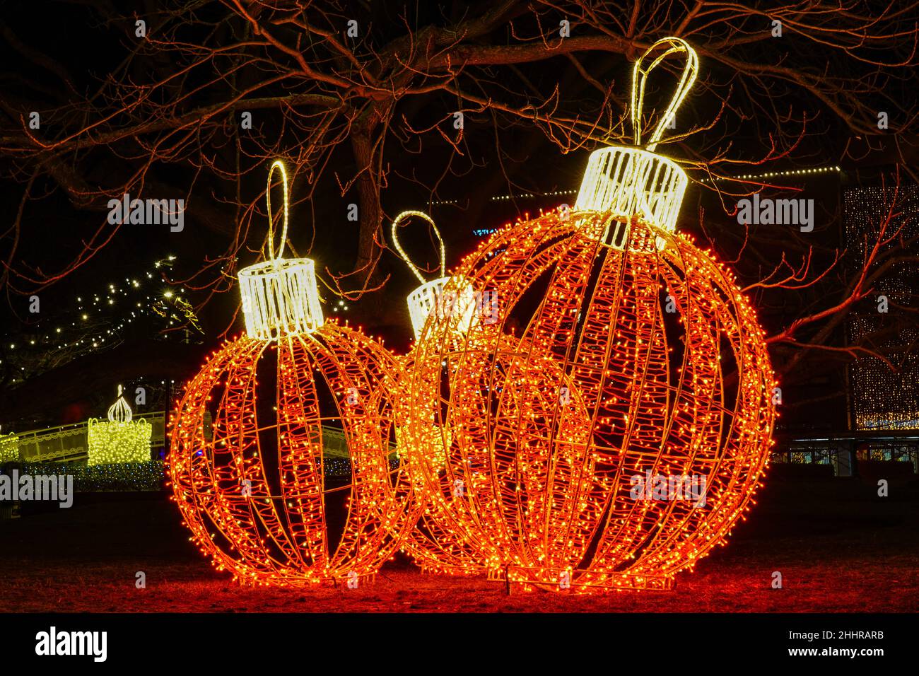 Grandi palle decorative natalizie in piazza della città la sera, decorate con luci a LED Foto Stock