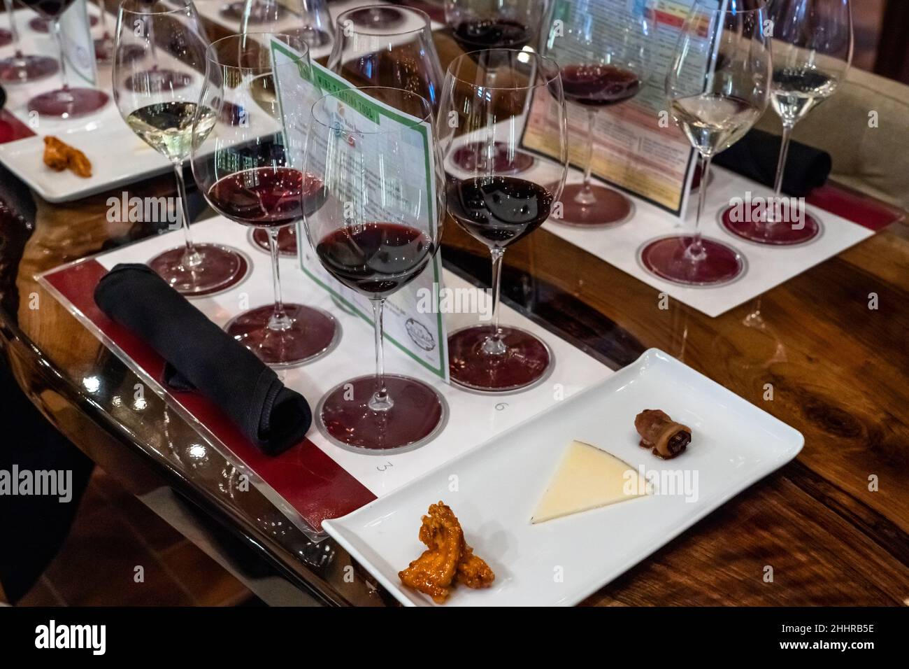 Degustazione di vini con abbinamento gastronomico sulla nave da crociera Foto Stock