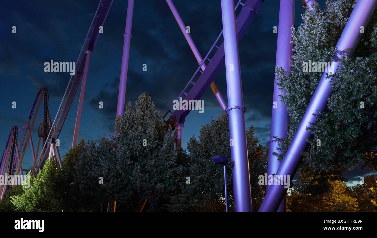 Montagne russe Silverstar da Europa-Park, il più grande parco a tema della germania, di notte Foto Stock