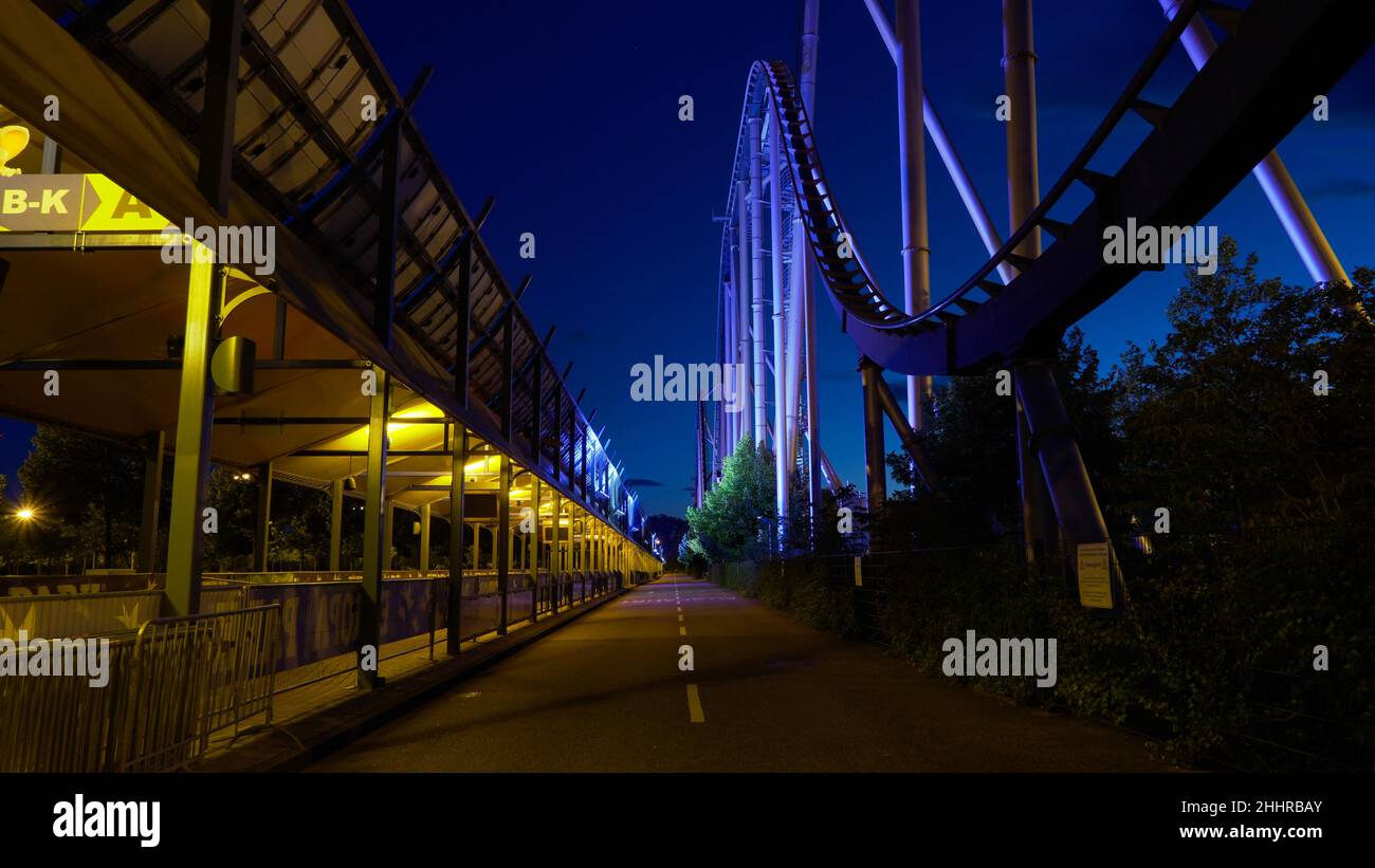 Montagne russe Silverstar da Europa-Park, il più grande parco a tema della germania, di notte Foto Stock