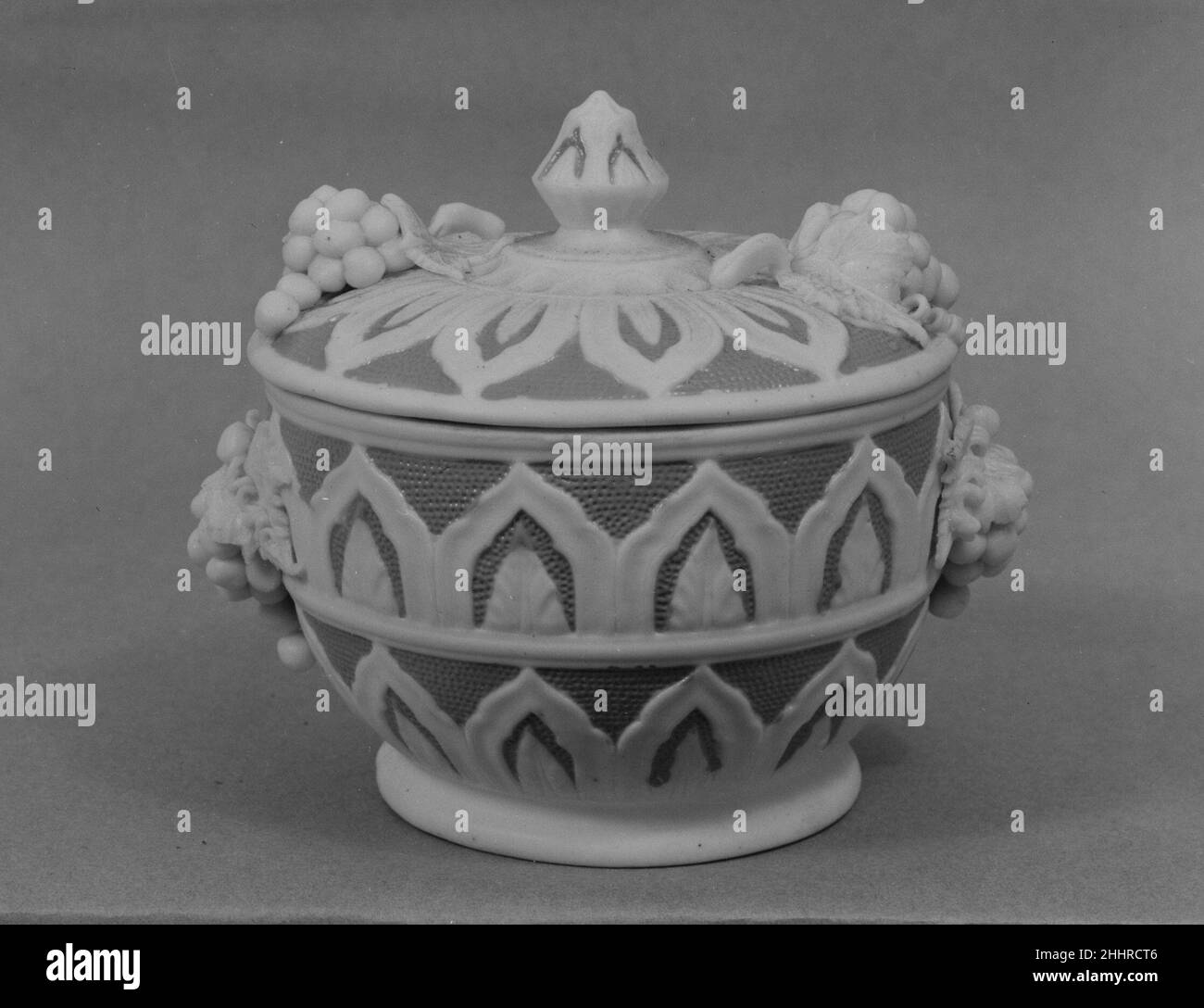 Covered Sugar Bowl 1830–70 American. Ciotola di zucchero coperta. Americano. 1830–70. Porcellana di Parian. Probabilmente fabbricato a Bennington, Vermont, Stati Uniti Foto Stock