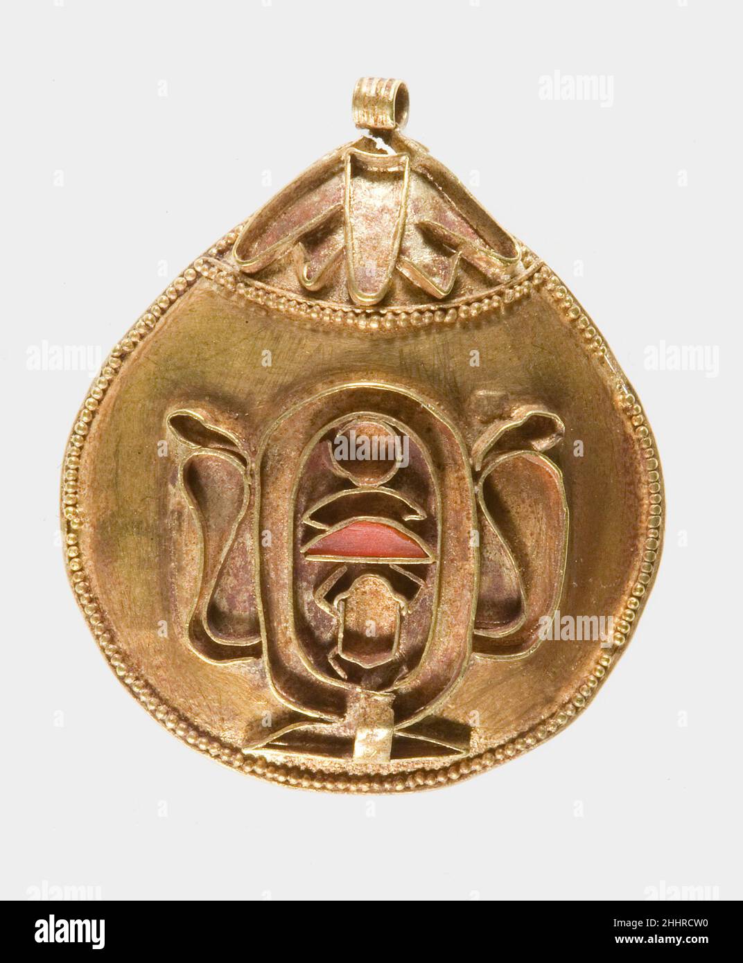 Pendente a conchiglia con il nome di Senwosret II ca. 1887–1878 a.C. Regno di mezzo. Pendente a conchiglia con il nome di Senwosret II ca. 1887–1878 A.C. Oro, carnelia. Medio Regno. Dall'Egitto; possibilmente dalla regione di Membhite, Dahshur. Dynasty 12 Foto Stock