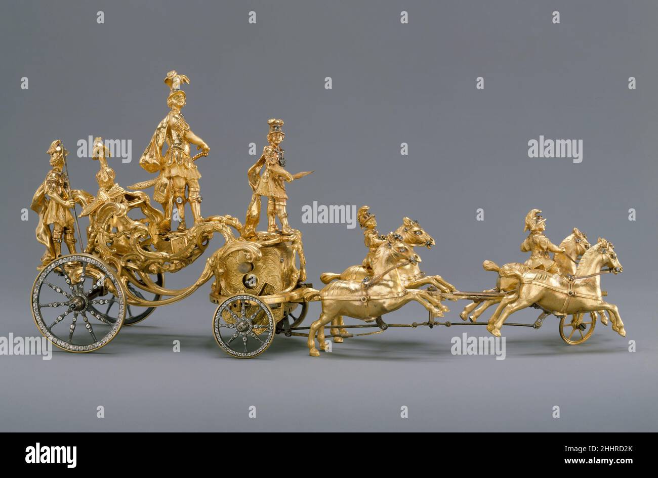 Automaton in forma di un Chariot Trionfale disegnato da quattro cavalli ca. 1760–70 inglesi Un dispositivo a molla sopra la ruota anteriore destra attiva quella ruota e due alberi sotto i cavalli, spingendo il carro in avanti e facendo sì che ogni coppia di cavalli si ribassi avanti e indietro. Come gli alberi sono articolati, il carro può essere guidato girando i cavalli di piombo a destra o left.Automata di questo tipo sono in carattere con quelli fatti da James Cox, E, mentre la lavorazione di questo pezzo è da una mano diversa, il suo stile compiuto è abbastanza compatibile con quello di Cox's automaton di 1766 (se Foto Stock