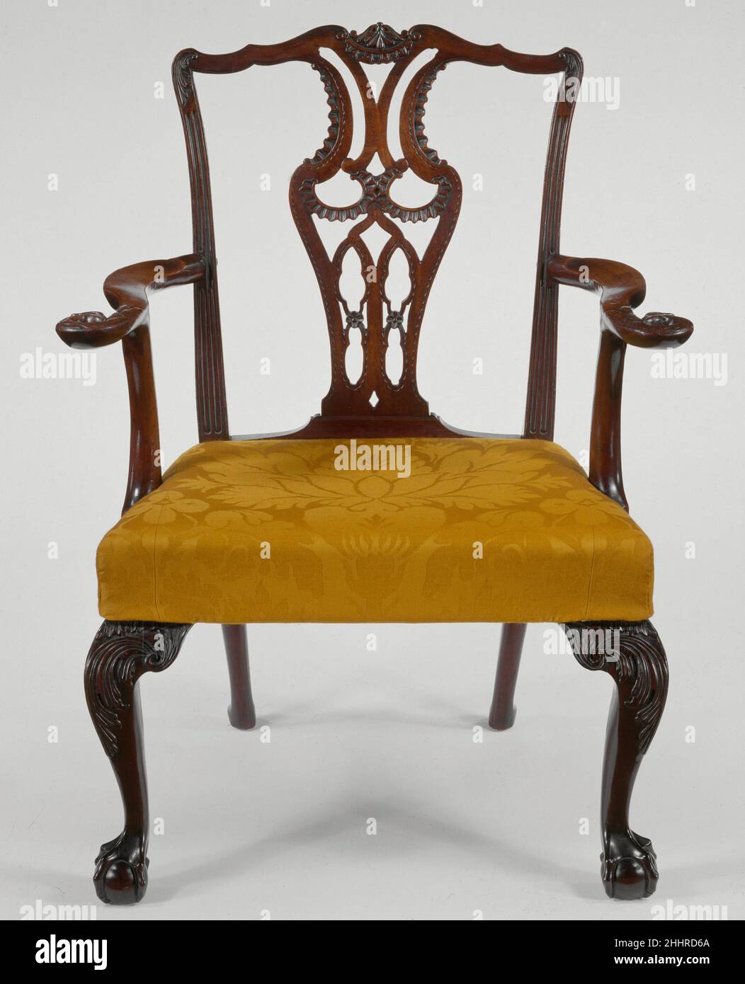 Poltrona 1770–90 americana come molti mobili di New York, questa poltrona segue precedenti inglesi per avere uno schienale basso e le gambe posteriori rastremate che terminano con piedini a forcella ovali. Discese nella famiglia di Samuel e Judith Verplanck, i cui arredi in salotto sono esposti nella Sala Verplanck (galleria 718). Poltrona. Americano. 1770–90. Mogano, quercia rossa, gomma dolce, frassino. Prodotto a New York, Stati Uniti Foto Stock