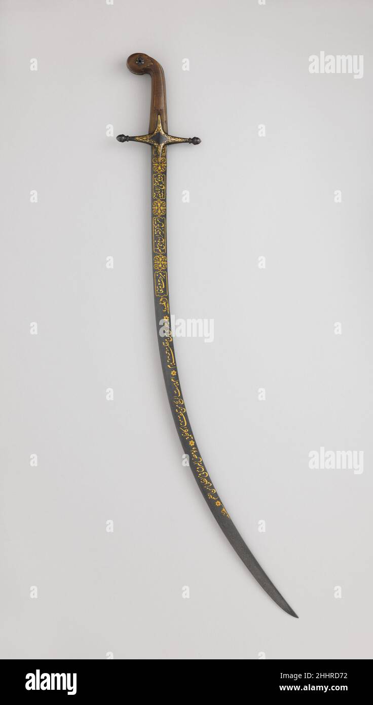 Sabre hilt, 19th secolo; lama, 19th–18th secolo hilt, turco; Lama, iraniana con decorazione turca la lama fine del crogiolo ('annaffiato') è tipicamente iraniana, ma è stata decorata in seguito da un artigiano turco. La decorazione include i versi della 'Burda', un poema mistico dell'autore del XIII secolo al-Bu Siri. Sabato 30932 Foto Stock