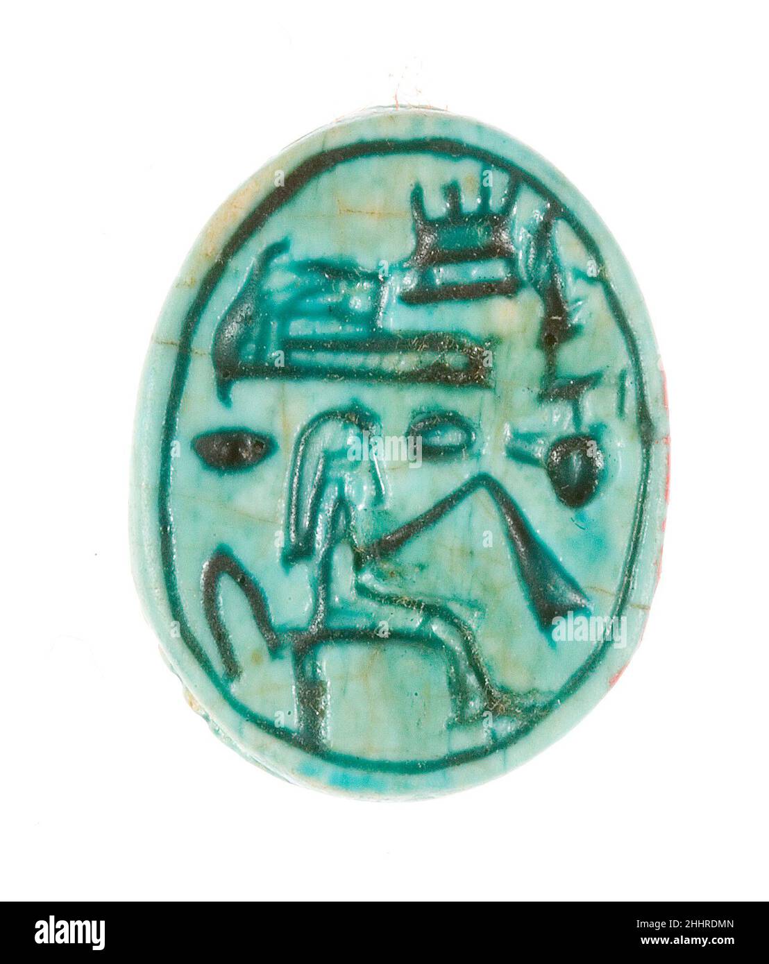 Scarab ha scritto Hatshepsut Unito con Amun ca. 1479–1458 a.C. nuovo Regno durante la stagione degli scavi del 1926-1927, la spedizione egizia del Museo scoprì tre depositi di fondazione lungo la parete orientale del recinto del tempio funerario di Hatshepsut a Deir el-Bahri a Tebe Occidentale. Tra i contenuti vi erano 299 scarabei e sigilli. Sessantacinque di questi sono ora nel Museo Egizio, il Cairo, e il resto sono stati acquistati dal Museo nella divisione dei reperti. Tra le iscrizioni sulla base di questi scarabei e sigilli sono esempi di ogni titolo Hatshepsut tenuto, dal momento in cui era 're' Foto Stock