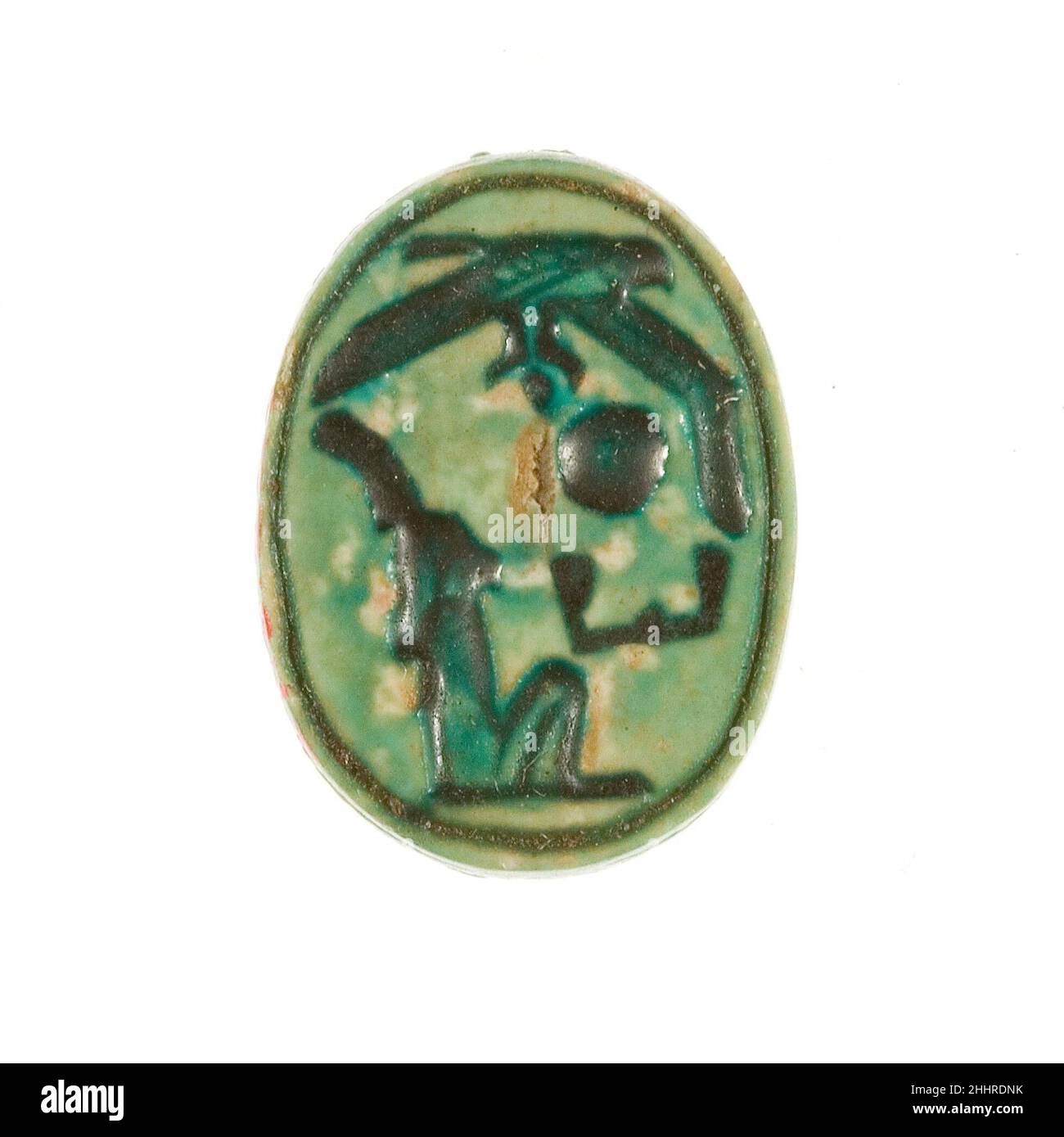 Scarab inscritto con il nome Maatkare (Hatshepsut) con un Falcon sopra ca. 1479–1458 a.C. nuovo Regno durante la stagione degli scavi del 1926-1927, la spedizione egizia del Museo scoprì tre depositi di fondazione lungo la parete orientale del recinto del tempio funerario di Hatshepsut a Deir el-Bahri a Tebe Occidentale. Tra i contenuti vi erano 299 scarabei e sigilli. Sessantacinque di questi sono ora nel Museo Egizio, il Cairo, e il resto sono stati acquistati dal Museo nella divisione dei reperti. Tra le iscrizioni sulla base di questi scarabei e sigilli sono esempi di ogni titolo Hatshepsut tenuto, Foto Stock