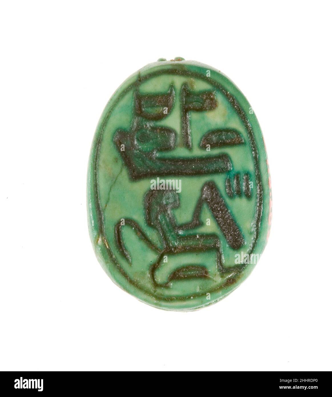 Scarab inscritto per la moglie di Dio Hatshepsut ca. 1479–1458 a.C. nuovo regno questo scarabeo fu trovato in un deposito di fondazione associato al tempio funerario di Hatshepsut a Deir el-Bahri. La base è inscritta con il suo nome personale, Hatshepsut ('primissimo delle noblewomen') legato al titolo di moglie di Dio. Hatshepsut ereditò il titolo mentre servì come regina principale del suo fratellastro, Thutmose II. Più tardi nella sua vita, dopo aver preso i titoli di re, Hatshepsut passò il titolo a sua figlia, Neferure (vedi scarab 27,3.326). Scarab inscritto per la moglie di Dio Hatshepsut. Ca. 1479–1458 Foto Stock