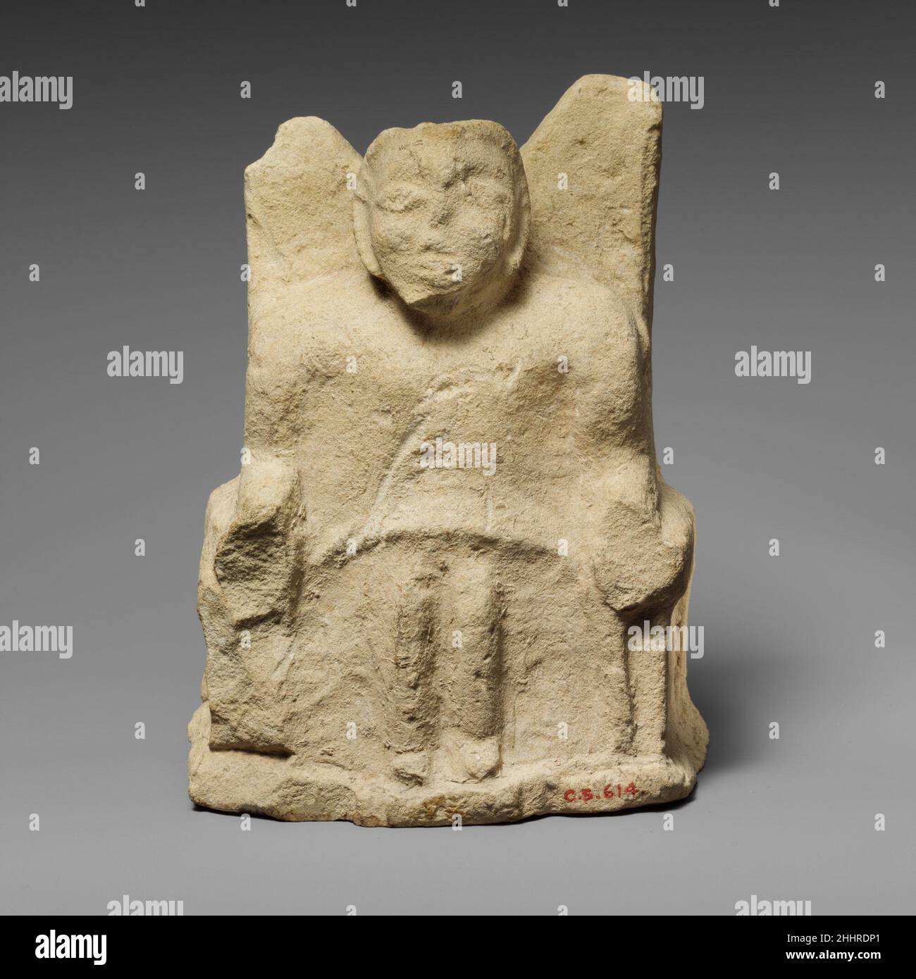 Statuetta di pietra calcarea di un Zeus Ammon seduto 4th secolo a.C. Figura cipriota con corna di ariete, seduto su trono alto-sostenuto, le braccia formate da arieti. Statuetta calcarea di Zeus Ammon seduto 242224 Foto Stock