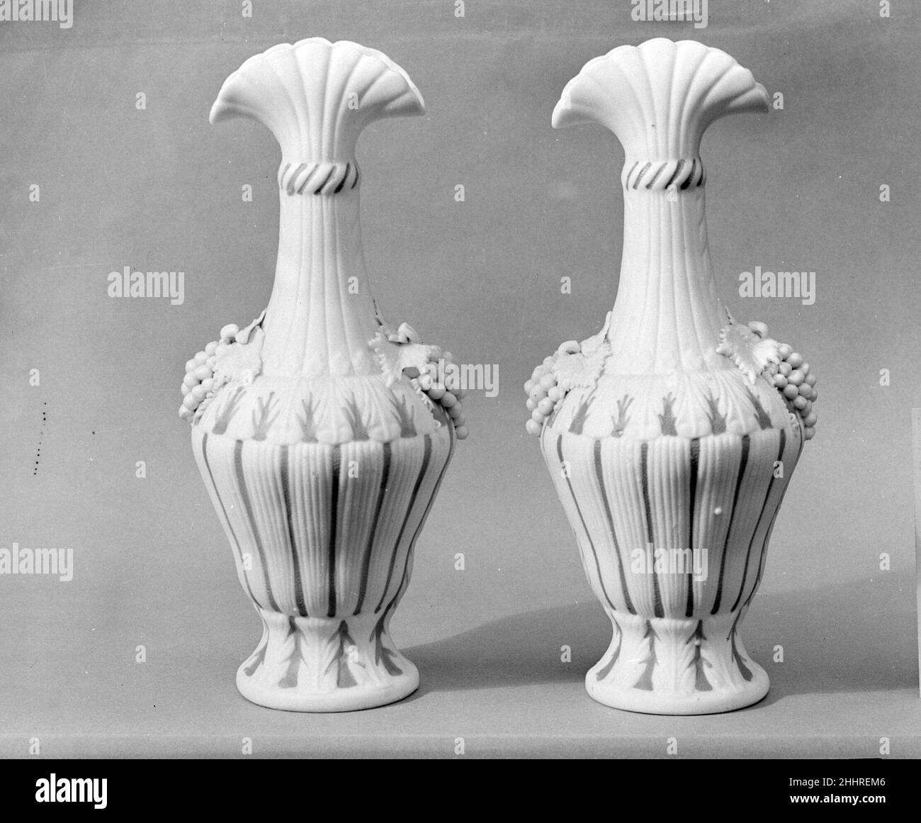 Vaso 1830–70 americano chiamato in riferimento all'antica cava di marmo sull'isola greca di Parros, parian ha una proporzione maggiore di feldspare rispetto alla porcellana convenzionale, dando luogo ad un corpo di biscotto vetrificato che assomiglia al marmo bianco di statuaria. Elegante e accessibile, statue e oggetti da toletta di parian erano ornamenti di famiglia estremamente popolari nella metà del diciannovesimo secolo. Questo vaso (uno di un paio, 47.90.5) è stato probabilmente fatto dalla United States Pottery Company, che ha esposto parian a grande acclamazione alla New York Crystal Palace Exhibition 1853 a New York. Vaso. Americano. 1830–70. Parian Foto Stock