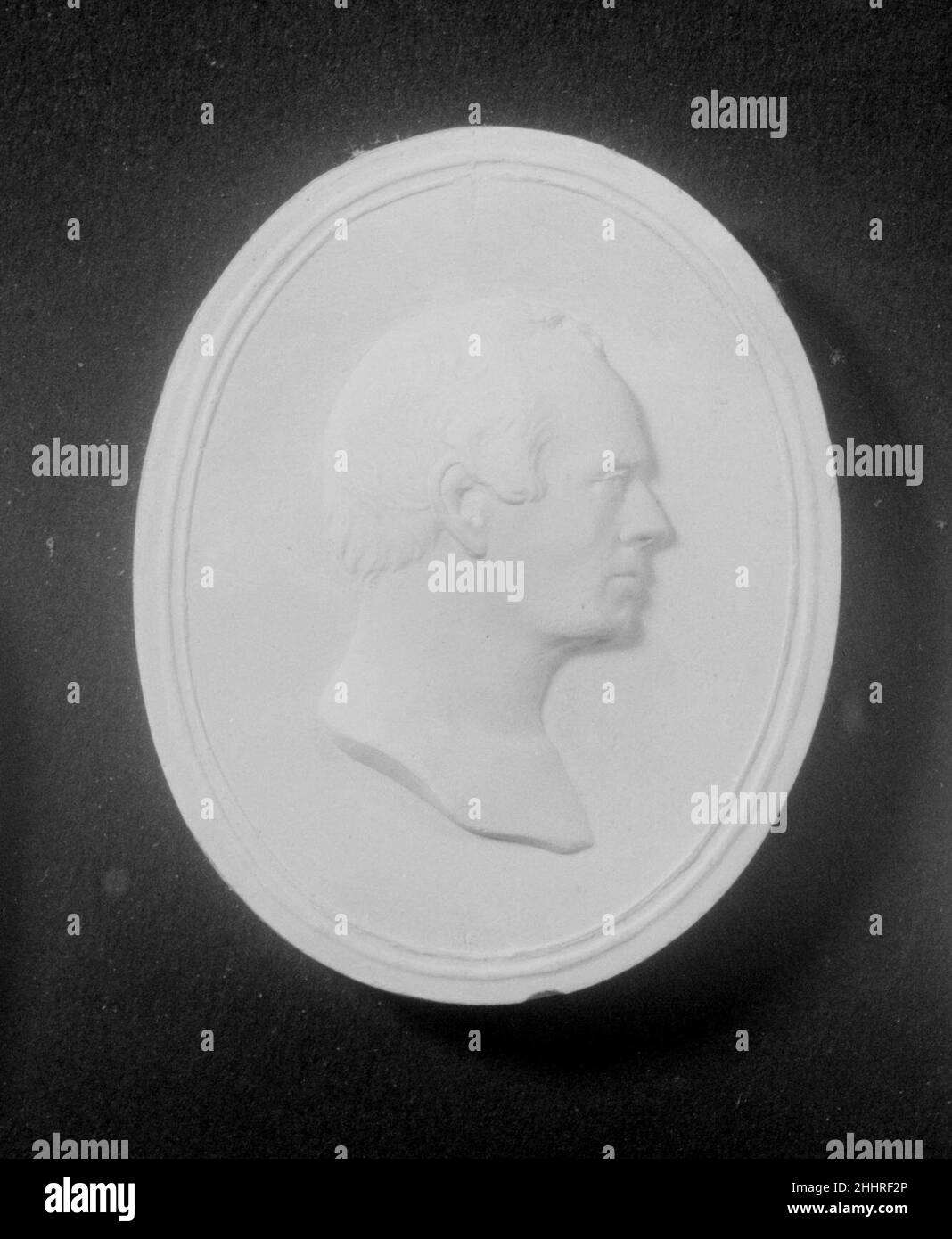 Cameo di un gentleman ca. 1847–51 Erastus Dow Palmer American durante i primi anni della sua carriera, Palmer ha prodotto più di un centinaio di cammei in miniatura. Questi piccoli ritratti a bassorilievo sono stati tagliati in conchiglia e sono stati spesso duplicati in gesso per mezzo di uno stampo di cera. Dodici calchi di gesso (1983.519.1–.12), tutti uomini, sono montati in un ovale in una scatola d'ombra. Solo tre delle sedute sono state identificate: Mason Fitch Cogwsell (1807-1865), medico di Albany; John J. Francis (ca. 1810-1877) di Utica; e John Nichols Wilder (1813-1858), uno dei fondatori dell'Università di Roche Foto Stock