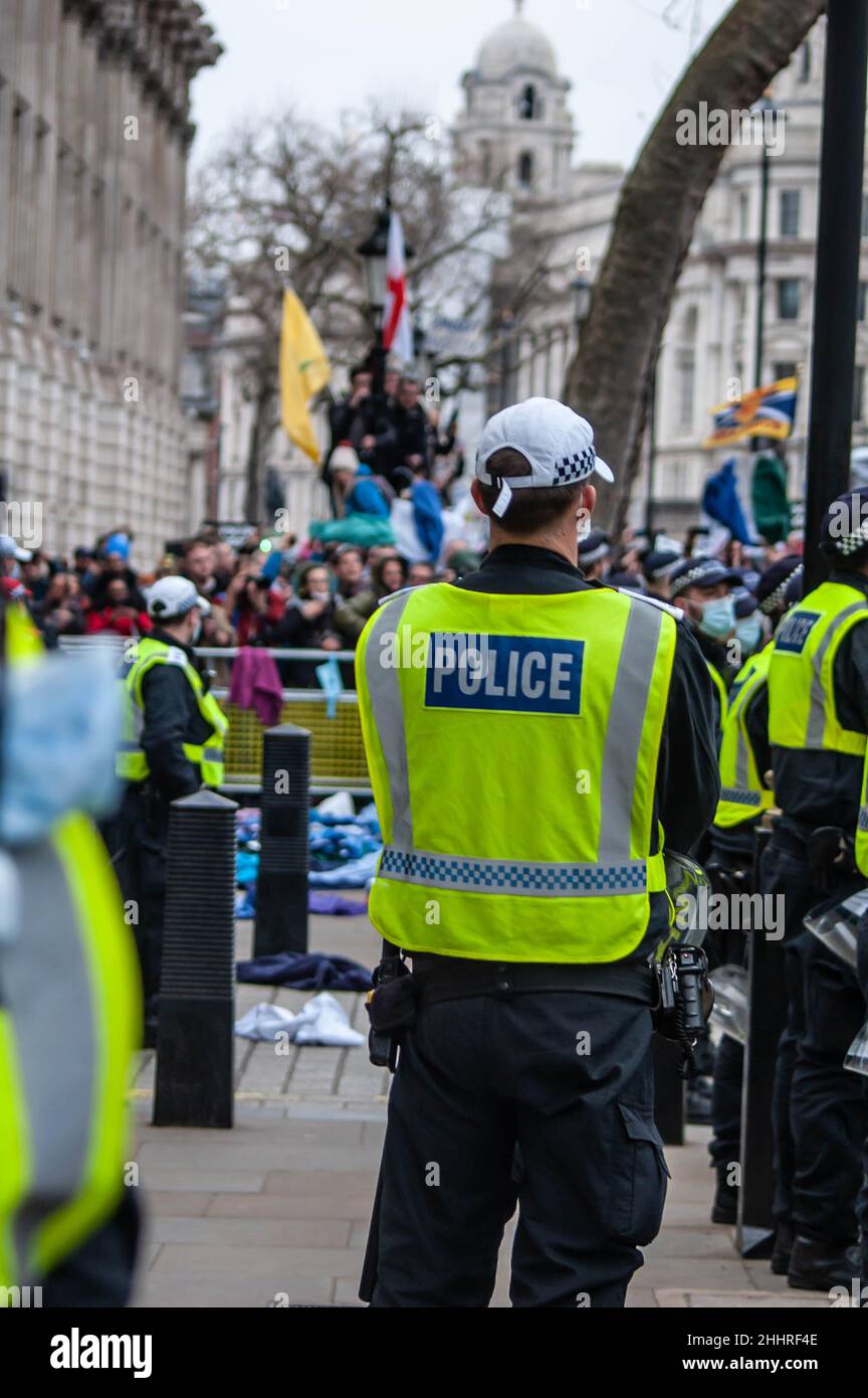 LONDRA, INGHILTERRA- 22 gennaio 2022: Le uniformi NHS gettate verso la via di dote alla protesta del NHS100K contro i mandati di vaccino Foto Stock