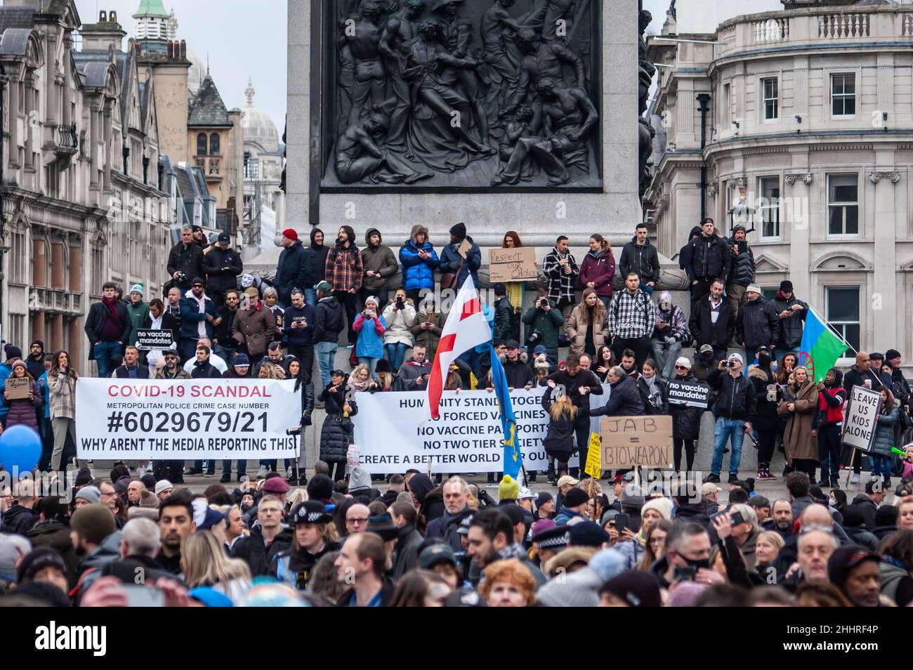 LONDRA, INGHILTERRA- 22 gennaio 2022: I manifestanti che hanno partecipato alla protesta del NHS100K contro i mandati di vaccinazione Foto Stock