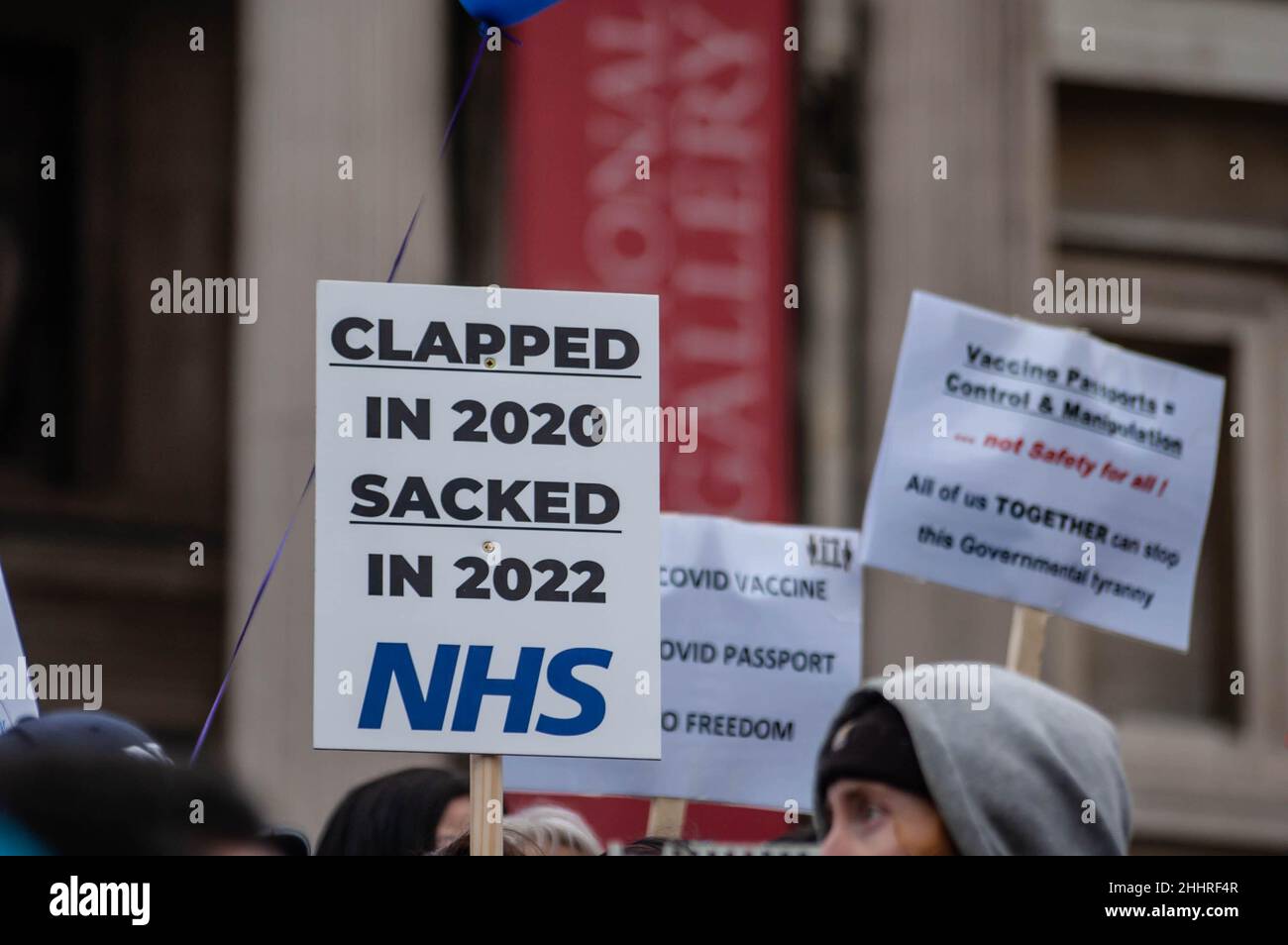 LONDRA, INGHILTERRA- 22 gennaio 2022: I manifestanti che hanno partecipato alla protesta del NHS100K contro i mandati di vaccinazione Foto Stock