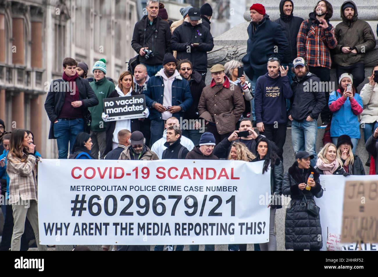 LONDRA, INGHILTERRA- 22 gennaio 2022: I manifestanti che hanno partecipato alla protesta del NHS100K contro i mandati di vaccinazione Foto Stock