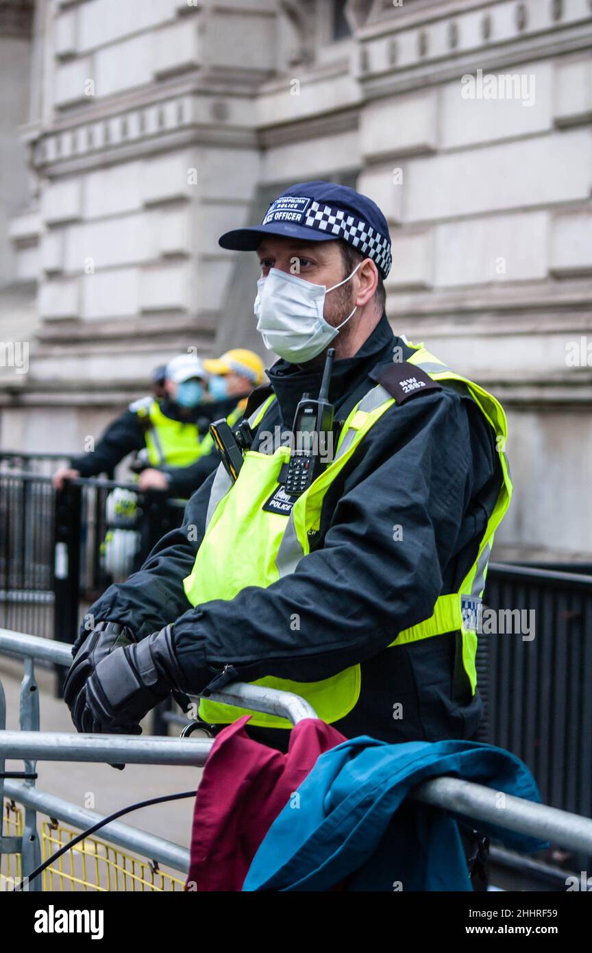 LONDRA, INGHILTERRA- 22 gennaio 2022: Ufficiale di polizia a Downing Street alla protesta del NHS100K contro i mandati di vaccino per il personale NHS Foto Stock