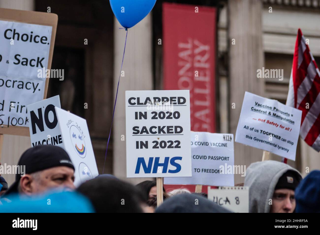 LONDRA, INGHILTERRA- 22 gennaio 2022: I manifestanti che hanno partecipato alla protesta del NHS100K contro i mandati di vaccinazione Foto Stock