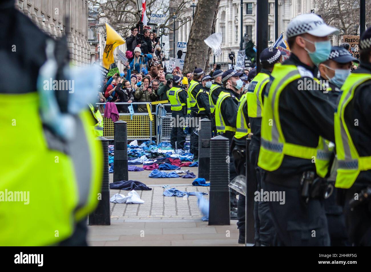 LONDRA, INGHILTERRA- 22 gennaio 2022: Le uniformi NHS gettate verso la via di dote alla protesta del NHS100K contro i mandati di vaccino Foto Stock