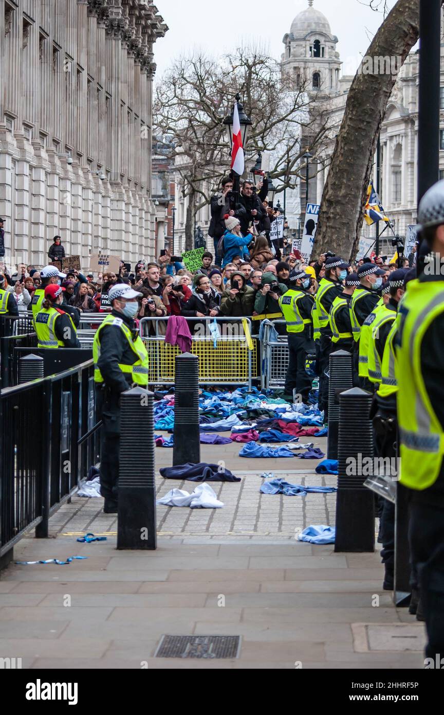 LONDRA, INGHILTERRA- 22 gennaio 2022: Le uniformi NHS gettate verso la via di dote alla protesta del NHS100K contro i mandati di vaccino Foto Stock