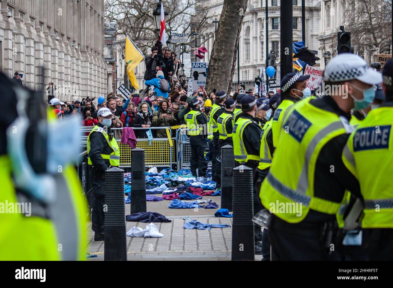 LONDRA, INGHILTERRA- 22 gennaio 2022: Le uniformi NHS gettate verso la via di dote alla protesta del NHS100K contro i mandati di vaccino Foto Stock