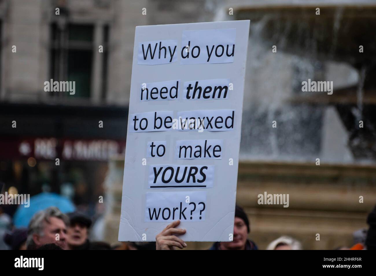 LONDRA, INGHILTERRA- 22 gennaio 2022: I manifestanti che hanno partecipato alla protesta del NHS100K contro i mandati di vaccinazione Foto Stock