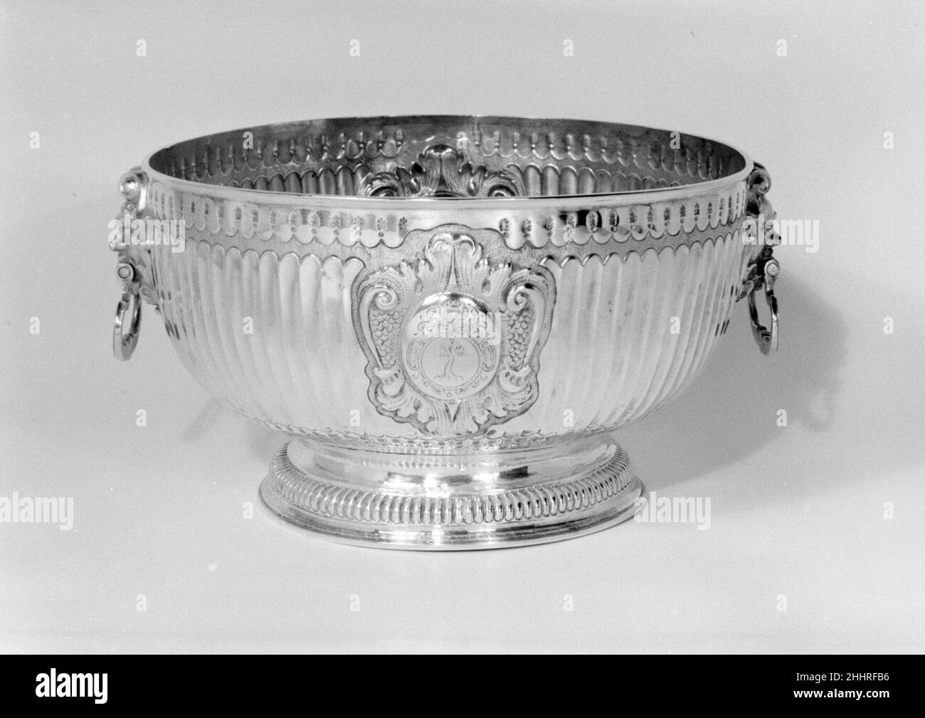 Punch Bowl 1705–6 John East questa ciotola, incisa con le braccia di De Peyster, fu probabilmente realizzata per Abraham de Peyster (1657–1728) di New York. De Peyster fu sindaco dal 1691 al 1694 e tenne molti altri incarichi civili, tra cui il capo della giustizia e il tesoriere della provincia. L'altare d'argento per la chiesa di Sant'Andrea a Staten Island e per la chiesa di Cristo a Rye è stato fatto anche da Giovanni Oriente. Recipiente per punzonatura. Inglese, Londra. 1705–6. Argento. Metallurgia-Argento Foto Stock