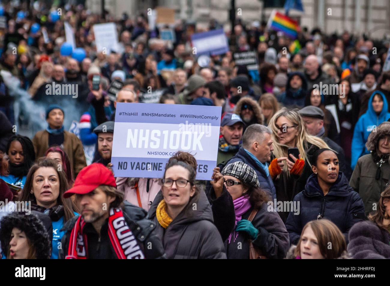 LONDRA, INGHILTERRA- 22 gennaio 2022: I manifestanti che hanno partecipato alla protesta del NHS100K contro i mandati di vaccinazione Foto Stock