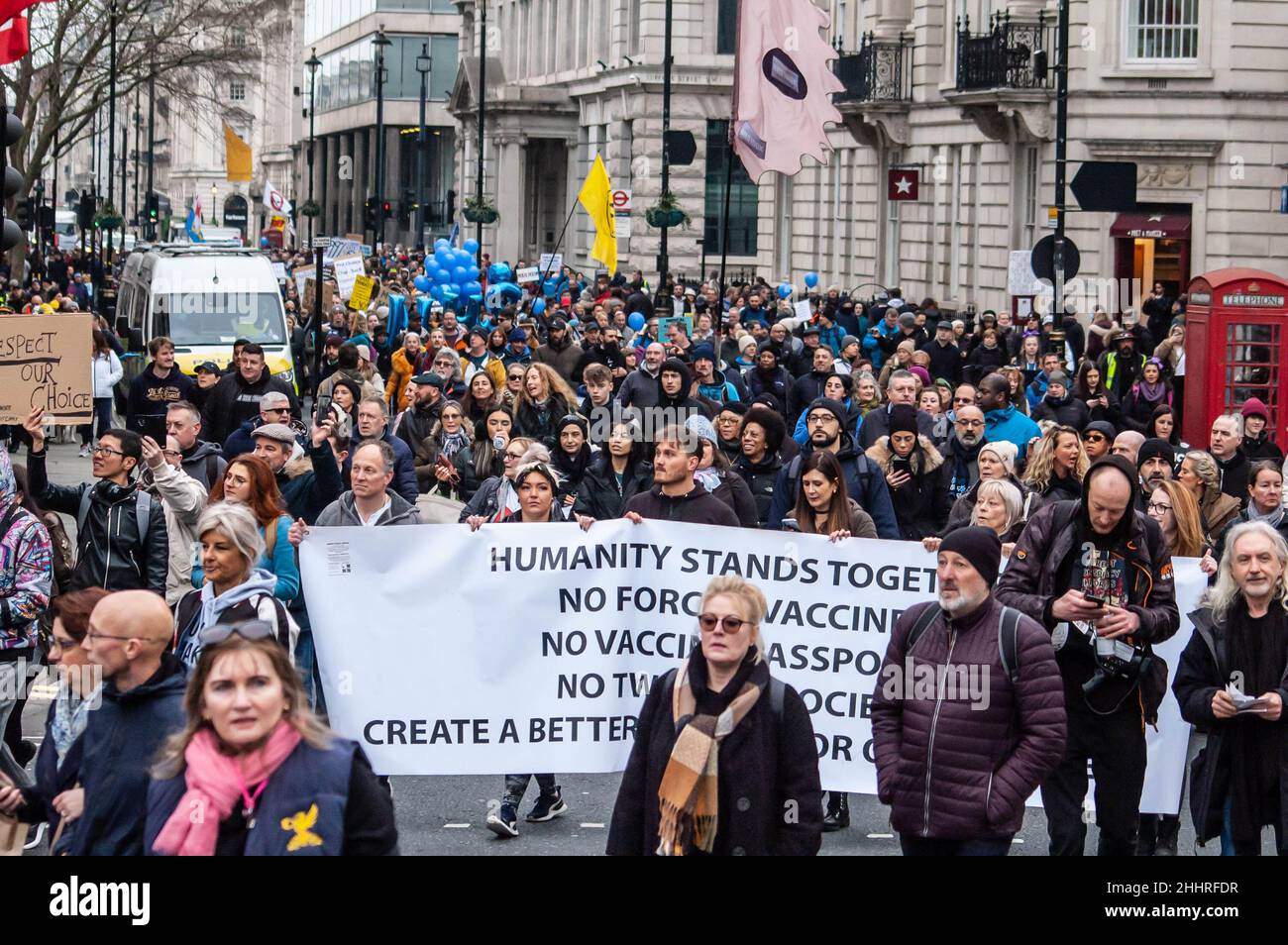 LONDRA, INGHILTERRA- 22 gennaio 2022: I manifestanti che hanno partecipato alla protesta del NHS100K contro i mandati di vaccinazione Foto Stock