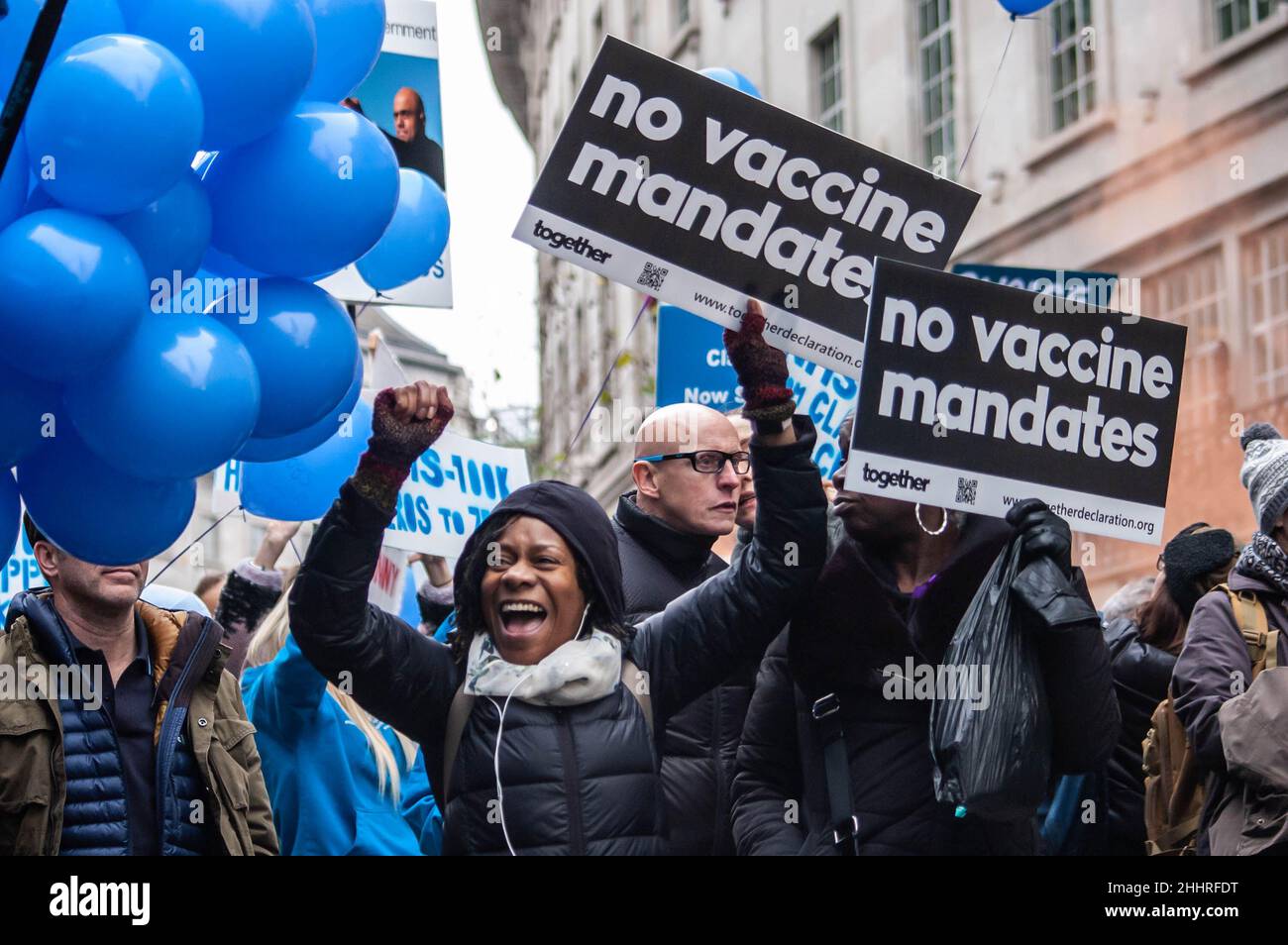 LONDRA, INGHILTERRA- 22 gennaio 2022: I manifestanti che hanno partecipato alla protesta del NHS100K contro i mandati di vaccinazione Foto Stock