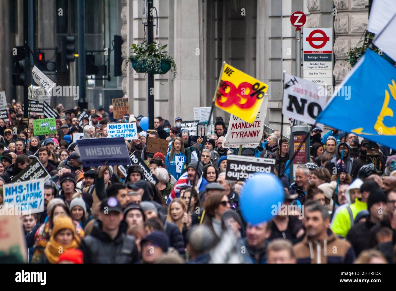 LONDRA, INGHILTERRA- 22 gennaio 2022: I manifestanti che hanno partecipato alla protesta del NHS100K contro i mandati di vaccinazione Foto Stock