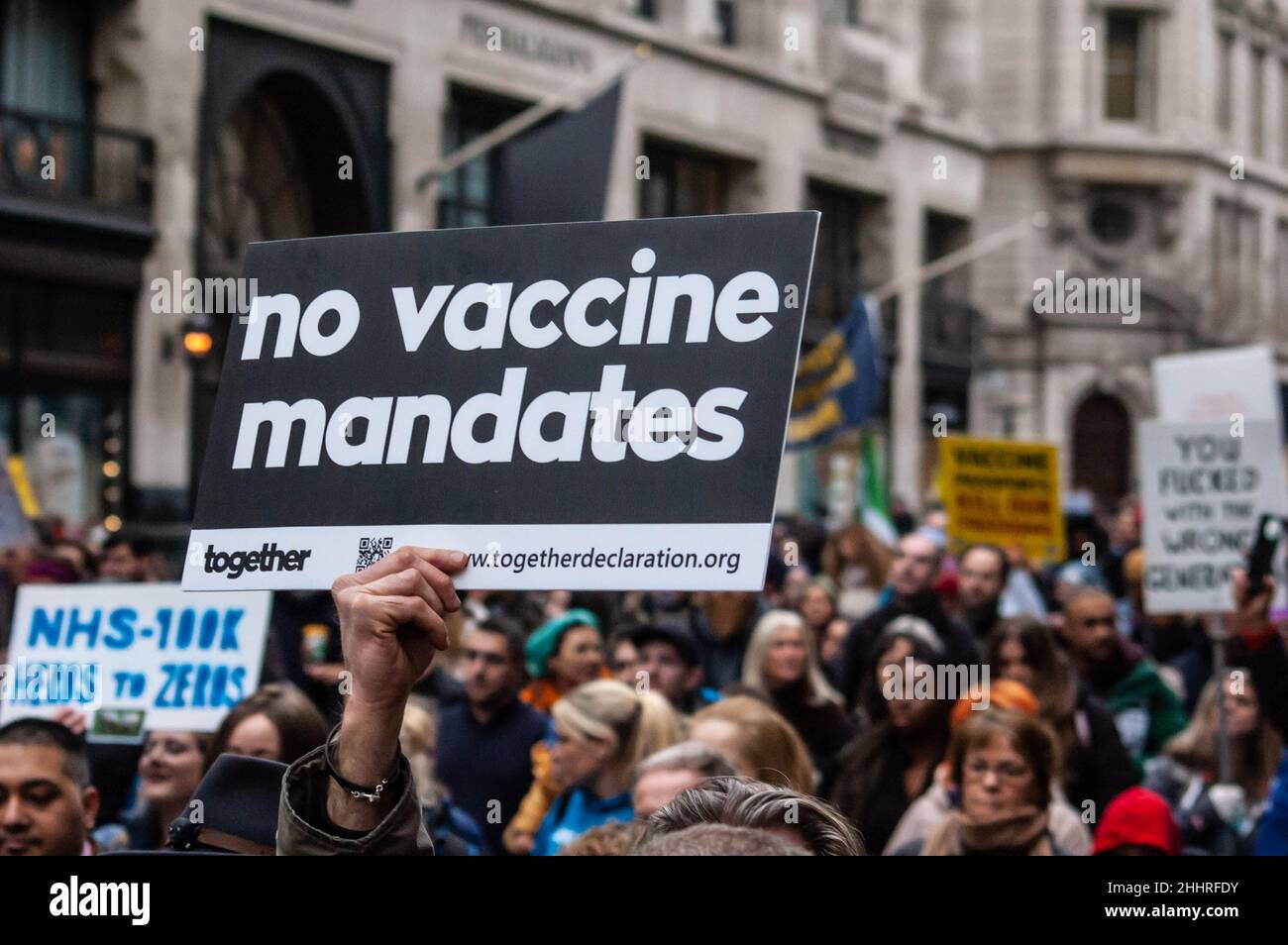 LONDRA, INGHILTERRA- 22 gennaio 2022: I manifestanti che hanno partecipato alla protesta del NHS100K contro i mandati di vaccinazione Foto Stock