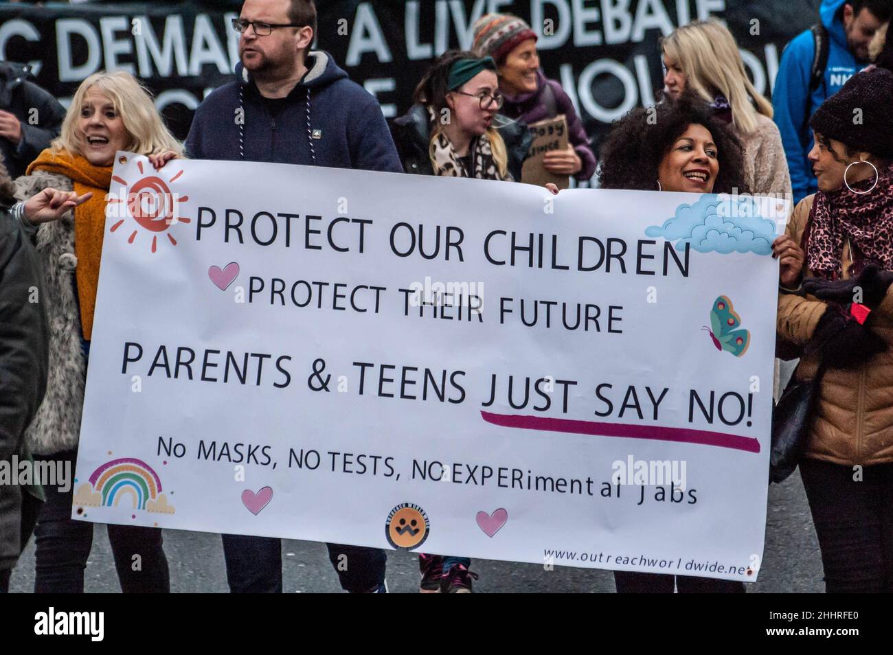 LONDRA, INGHILTERRA- 22 gennaio 2022: I manifestanti che hanno partecipato alla protesta del NHS100K contro i mandati di vaccinazione Foto Stock