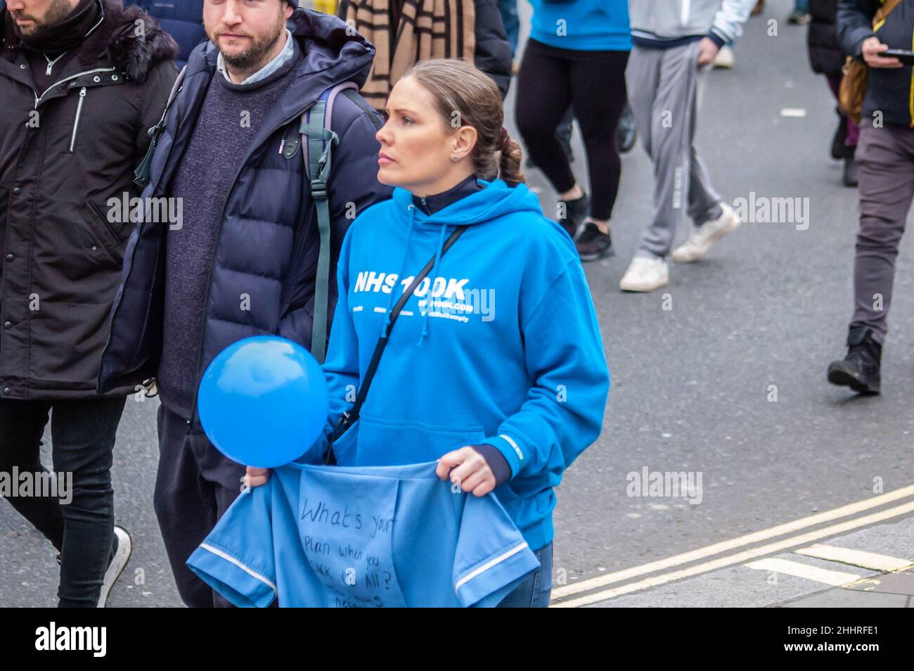 LONDRA, INGHILTERRA- 22 gennaio 2022: I manifestanti che hanno partecipato alla protesta del NHS100K contro i mandati di vaccinazione Foto Stock