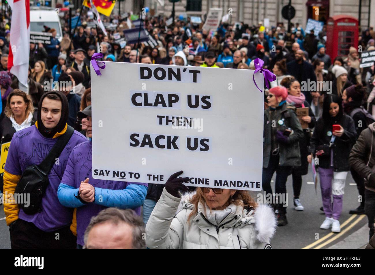 LONDRA, INGHILTERRA- 22 gennaio 2022: I manifestanti che hanno partecipato alla protesta del NHS100K contro i mandati di vaccinazione Foto Stock