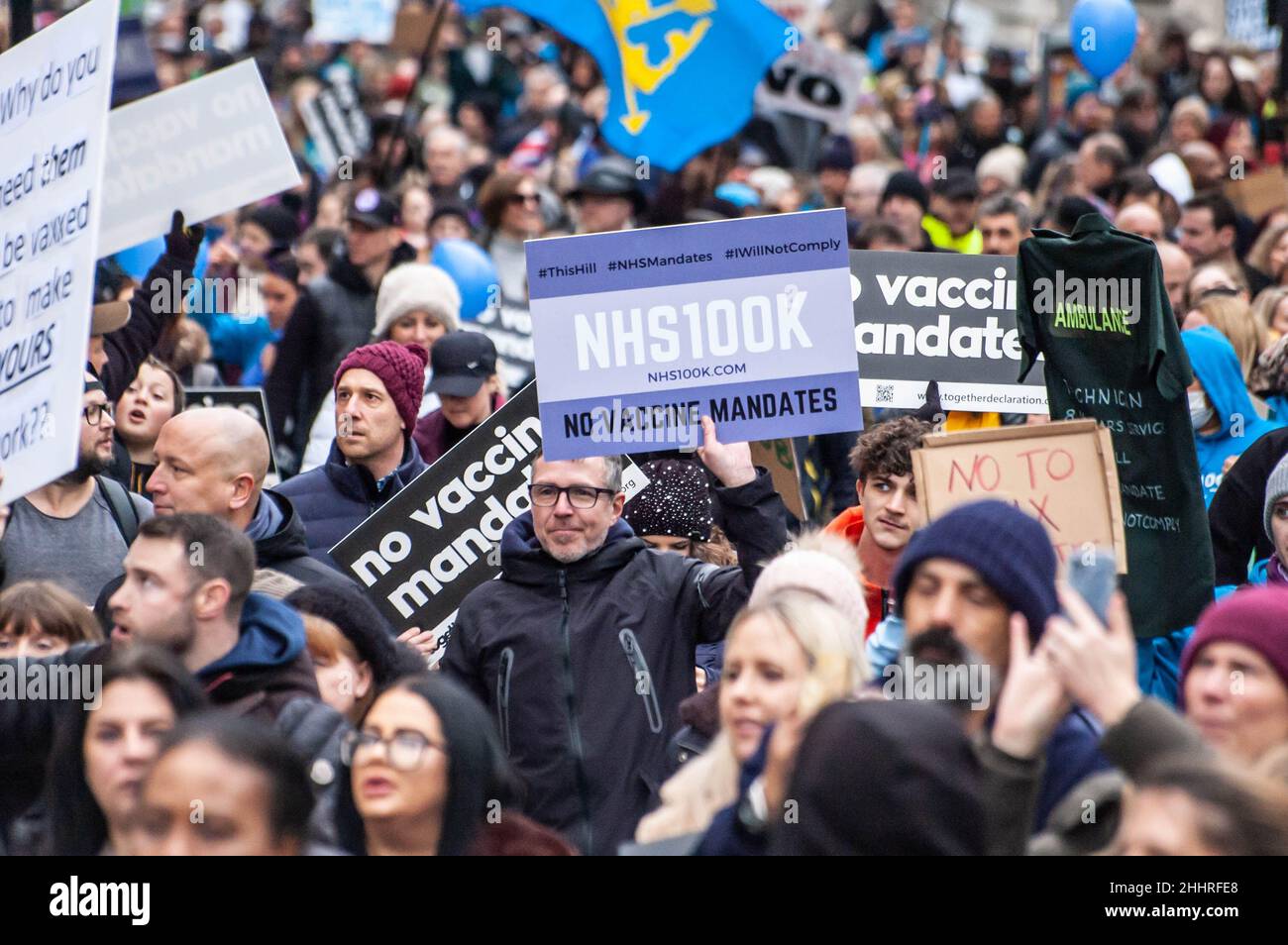 LONDRA, INGHILTERRA- 22 gennaio 2022: I manifestanti che hanno partecipato alla protesta del NHS100K contro i mandati di vaccinazione Foto Stock