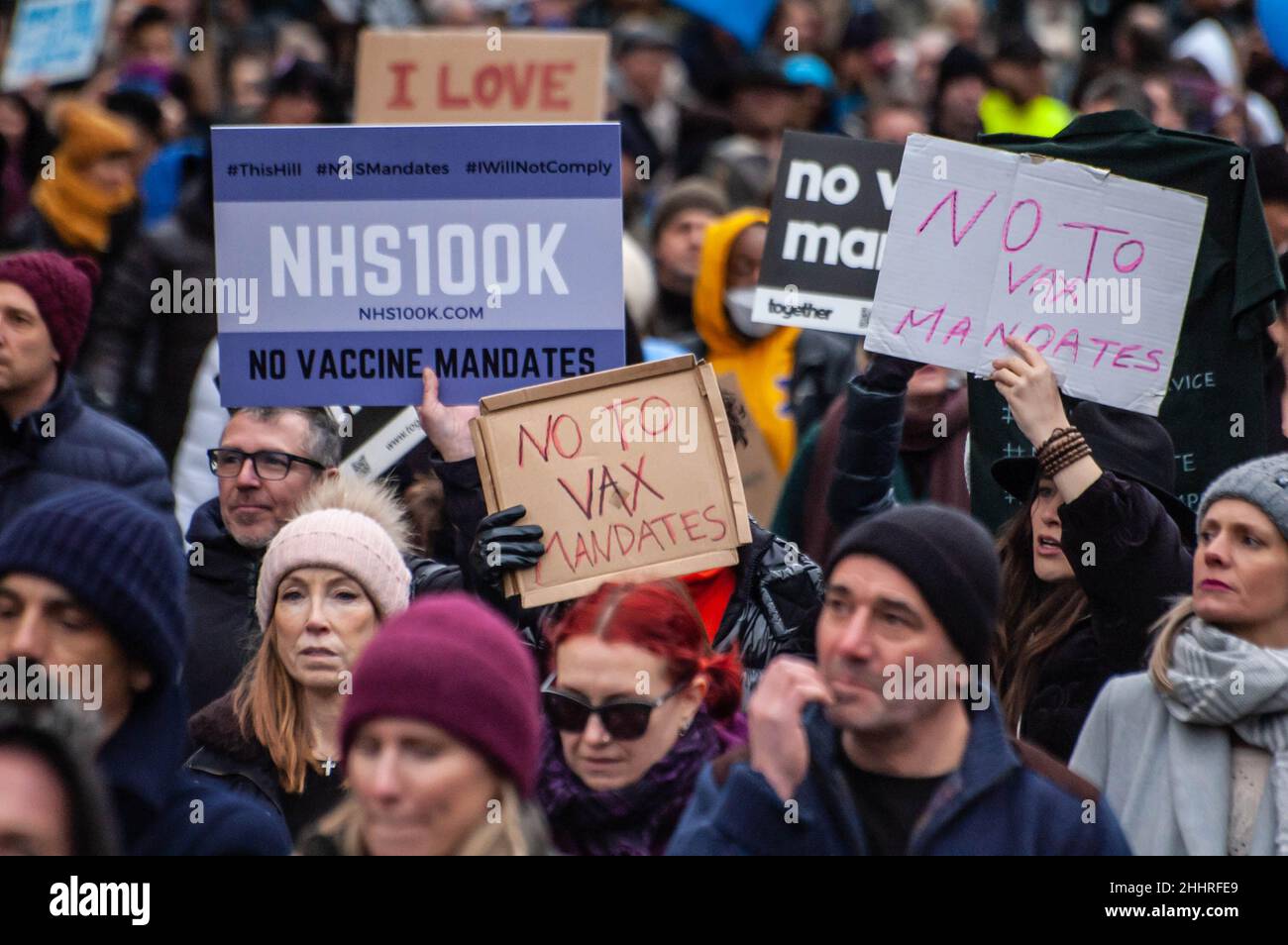 LONDRA, INGHILTERRA- 22 gennaio 2022: I manifestanti che hanno partecipato alla protesta del NHS100K contro i mandati di vaccinazione Foto Stock