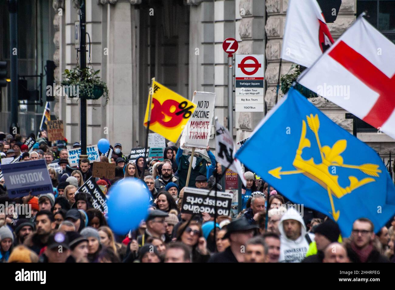 LONDRA, INGHILTERRA- 22 gennaio 2022: I manifestanti che hanno partecipato alla protesta del NHS100K contro i mandati di vaccinazione Foto Stock