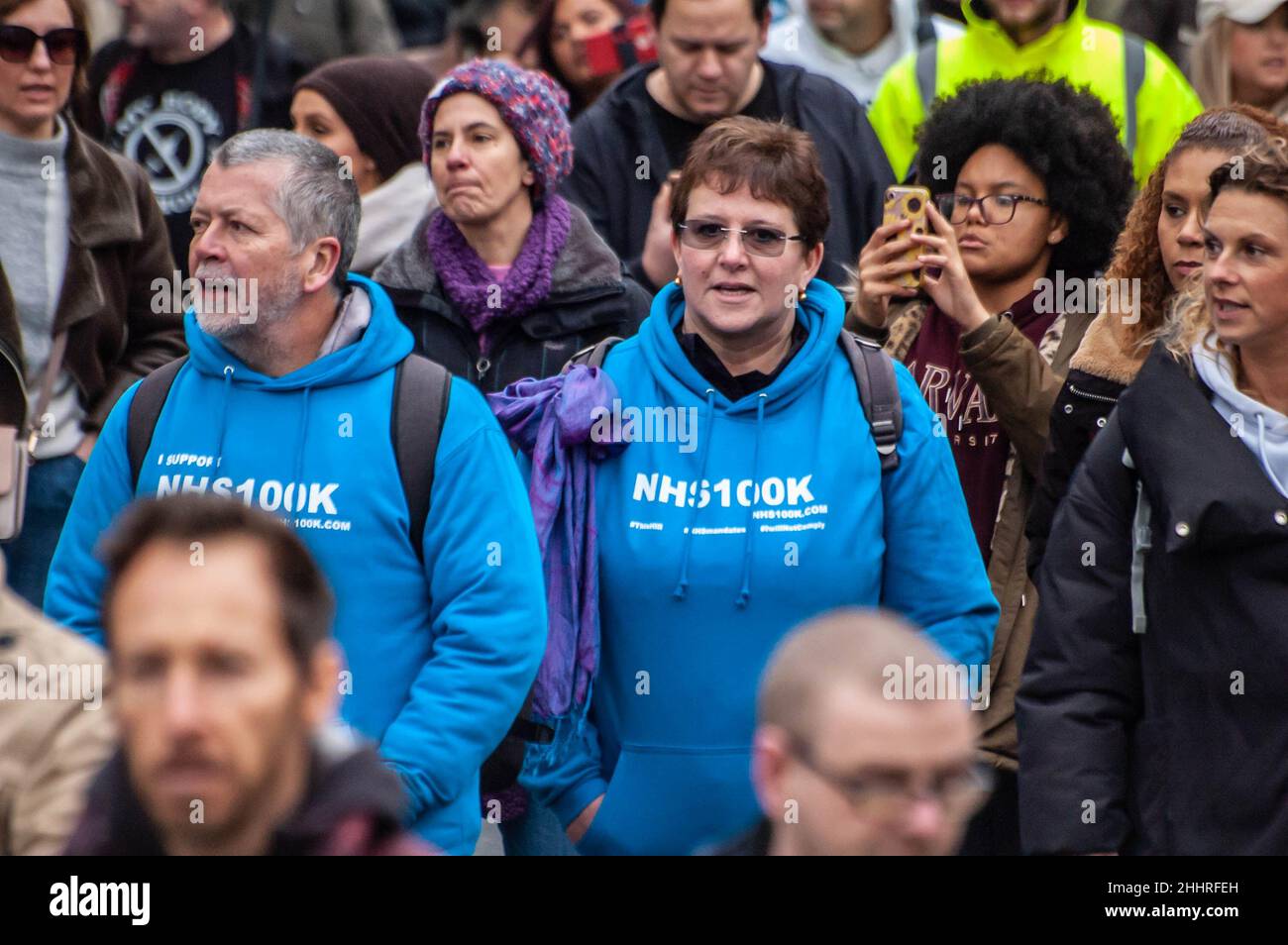 LONDRA, INGHILTERRA- 22 gennaio 2022: I manifestanti che hanno partecipato alla protesta del NHS100K contro i mandati di vaccinazione Foto Stock