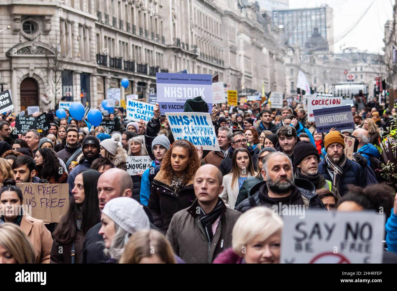 LONDRA, INGHILTERRA- 22 gennaio 2022: I manifestanti che hanno partecipato alla protesta del NHS100K contro i mandati di vaccinazione Foto Stock